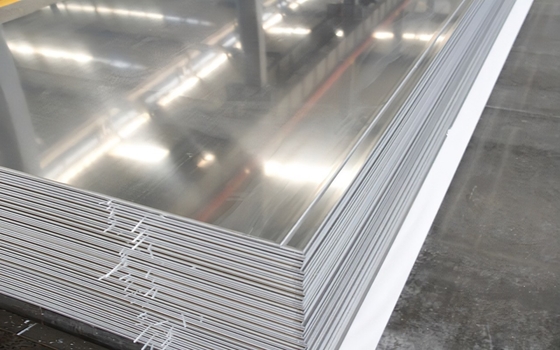 La feuille d'acier inoxydable de HY plaquent chaud laminée à froid a adapté non réflectif aux besoins du client