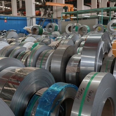 La longueur adaptée aux besoins du client par ASTM plate de la bande 304 d'acier inoxydable a fendu le bord