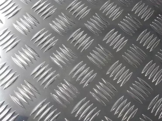 le plat en aluminium de plat à carreaux 1050 1060 5052 4.5mm épais a gravé le plat en refief en aluminium de bande de roulement de feuille