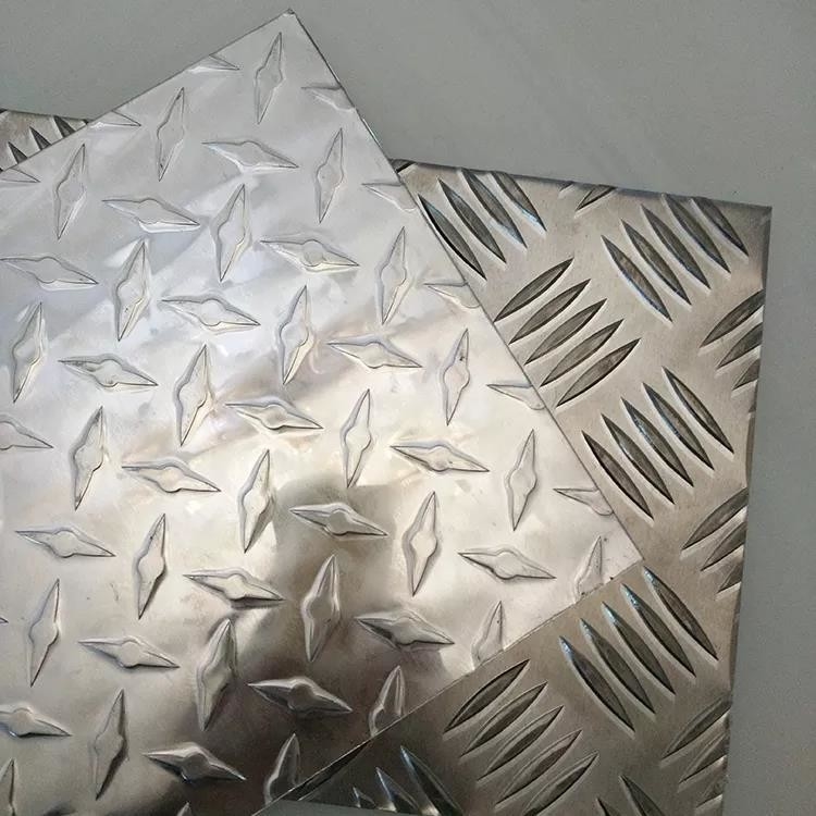 le plat en aluminium de plat à carreaux 1050 1060 5052 4.5mm épais a gravé le plat en refief en aluminium de bande de roulement de feuille