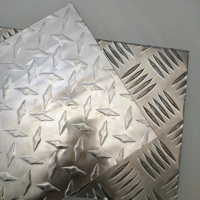le plat en aluminium de plat à carreaux 1050 1060 5052 4.5mm épais a gravé le plat en refief en aluminium de bande de roulement de feuille
